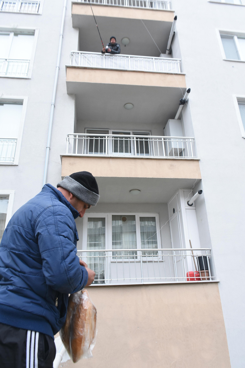 Edirne'de oltayla ekmek alan apartman sakini konuştu