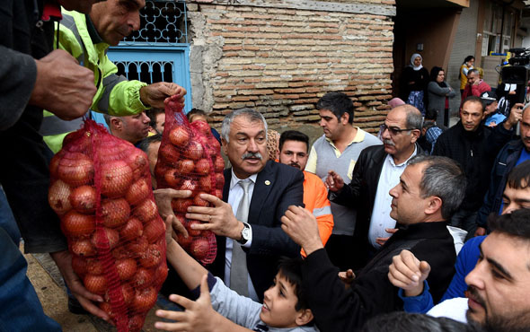 Belediye çuvalla soğan dağıttı izdiham yaşandı