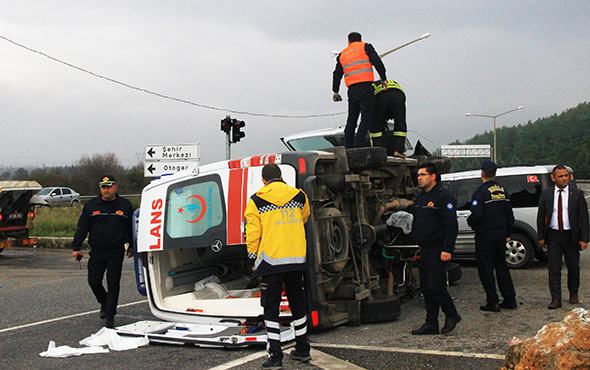 Ambulans kaza yapınca sağlık çalışanlarını darp ettiler!