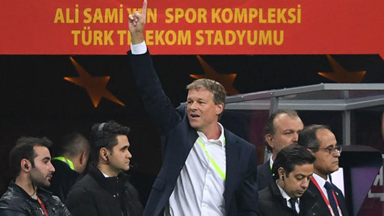 Fenerbahçe'de sürpriz karar! Kovulması beklenirken...