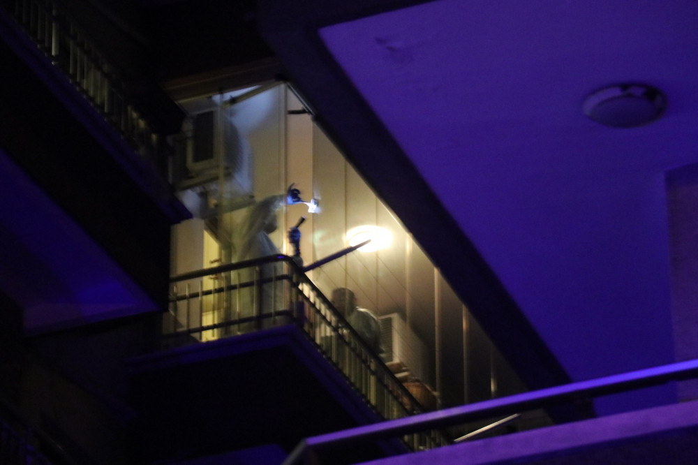 Balkonundan çarşafla inerken düşen kadın öldü