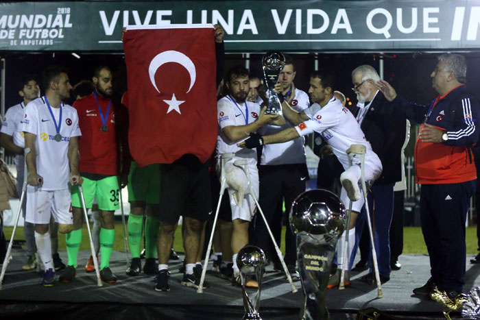 Ampute Futbol Milli Takımı dünya ikincisi oldu! Kaptan Osman Çakmak'ın gözyaşları...