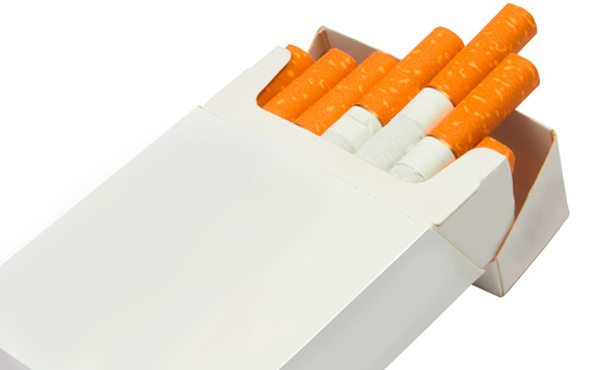 Sigarada tek tip dönem Düz paket uygulaması yolda