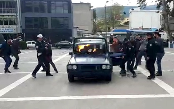 Benzin döktüğü aracına binip ateşe verdi dehşet anları kamerada