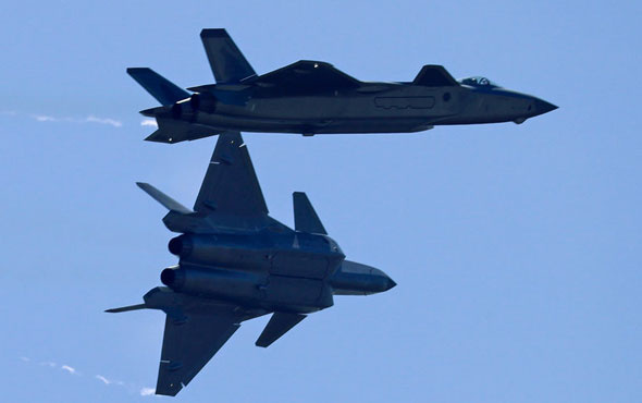 Çin herkesten gizlediği yerli savaş uçaklarını tanıttı!
