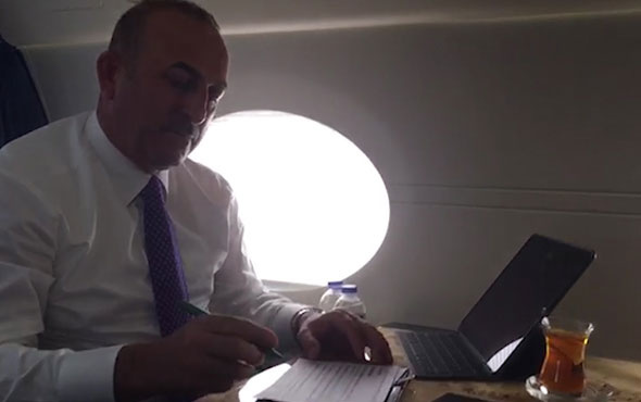 Dışişleri Bakanı Çavuşoğlu'nun yoğun gündemi uçakta da devam ediyor