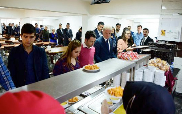 Gaziantep Valisi sıraya girip yemeğini aldı