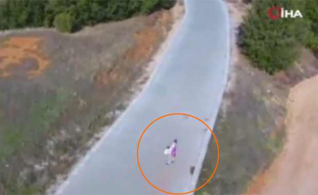 İlk kez drone gören köylü kadın tabana kuvvet kaçtı işte o kayıt
