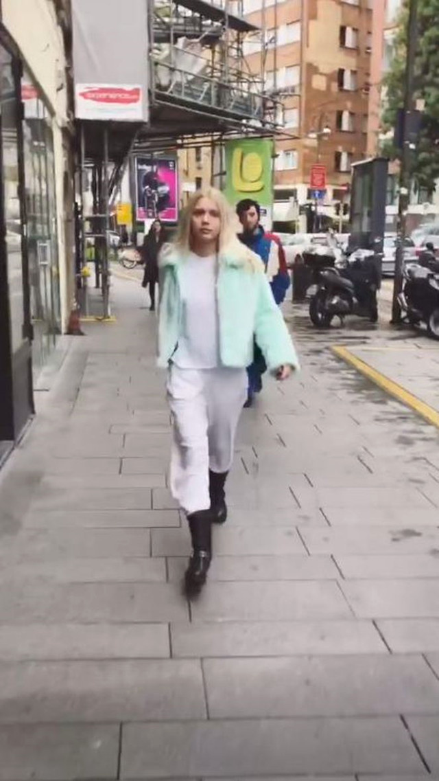 Aleyna Tilki, pijamasıyla İtalya sokaklarında vicdan azabı sporu yaptı