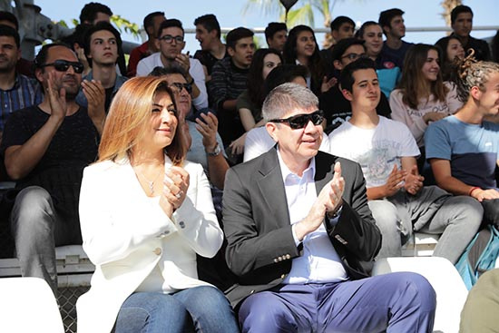 Başkan Türel ve eşi Ebru Türel’den lise öğrencilerine yunus gösterisi