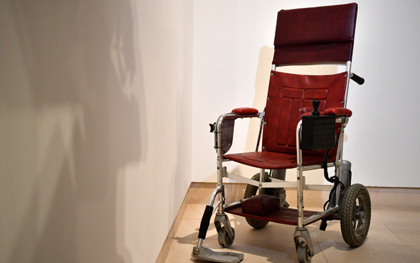 Yıllarca bir dehayı taşıyan tekerlekli sandalye 386 bin dolara satıldı 