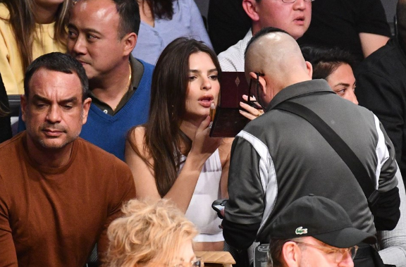 Maçı bırak Ratajkowski'ye bak! NBA'yi sallayan güzel