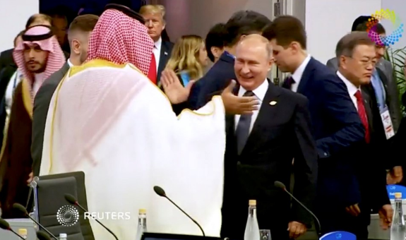 Putin ve Selman'dan samimi selamlaşma! İşte zirveye damga vuran kare