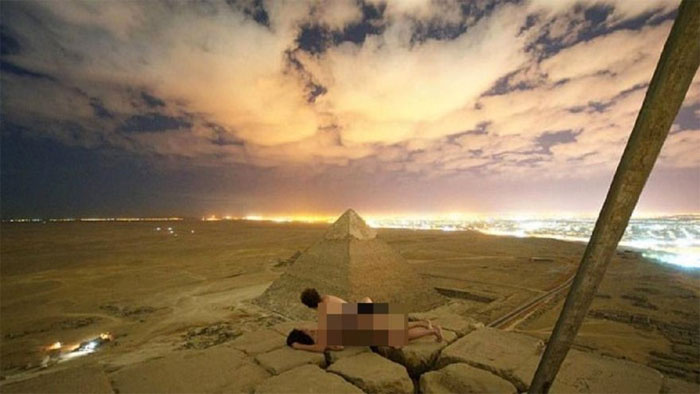 Mısır piramitlerinde rezalet! Tepesine çıktılar cinsel ilişkiye girip yayınladılar