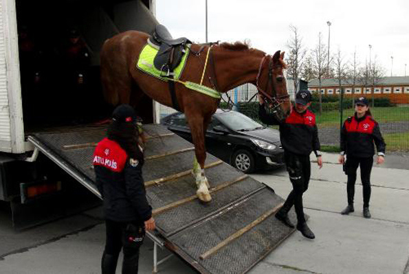 Kadın atlı polisler ilk devriyelerindeler güvenlik onlardan sorulur