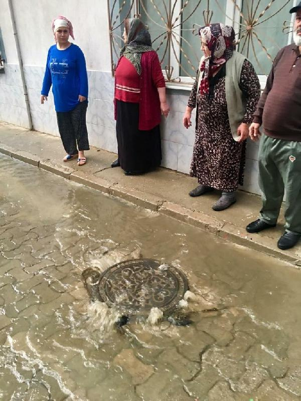 Turgutlu'da rögarlar tıkandı: Evleri su bastı!