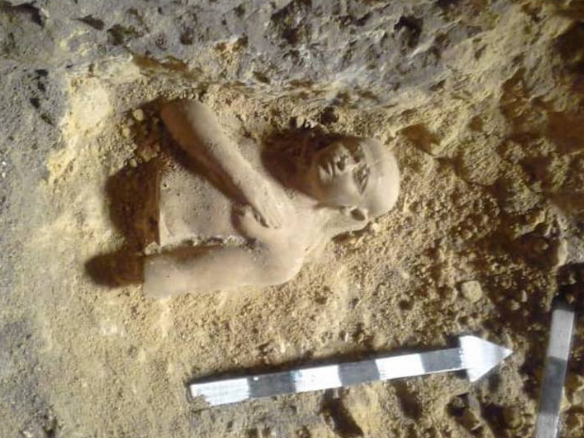 Mısır'da eli göğsünde bulunan 3800 yıllık heykelin sırrı çözülemedi 