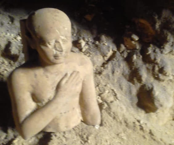 Mısır'da eli göğsünde bulunan 3800 yıllık heykelin sırrı çözülemedi 