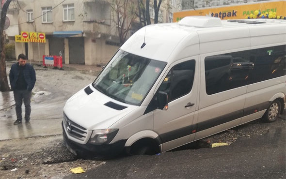 Esenyurt'ta yol çöktü servis içine düştü yaralılar var