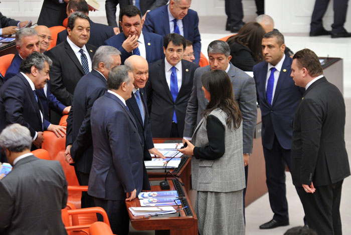 Meclis'te sıcak temas MHP lideri Bahçeli ile HDP'li Buldan...