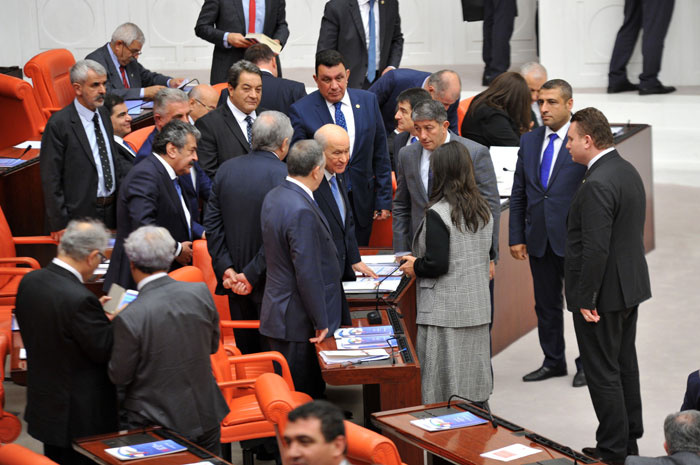 Meclis'te sıcak temas MHP lideri Bahçeli ile HDP'li Buldan...