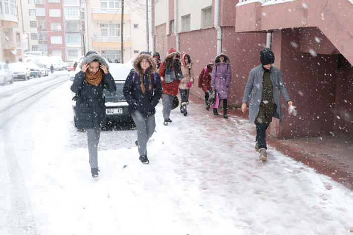 Beklenen kar yağışı çok yoğun geldi yollar kapandı okullar tatil oluyor