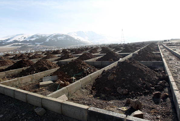 Ölüsüz 600 mezar kazdılar Erzurum’da mezar hazırlığı 