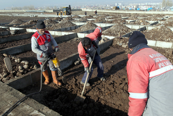 Ölüsüz 600 mezar kazdılar Erzurum’da mezar hazırlığı 