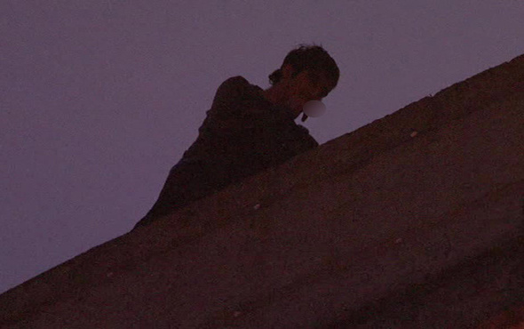 Çatıya çıkıp intihara kalkıştı: Yüzlerce meraklı film gibi izledi!