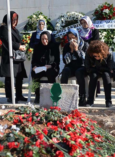 Altuğ Verdi'nin ailesi ve yakınları Mersin'deki mezarını ziyaret etti!