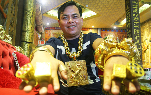 Sokağa çıkarken 13 kilo altın takıyor! Tran Ngoc Phu 5 korumayla dolaşıyor