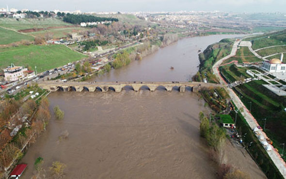 Baraj kapağı patladı Dicle nehri 4 metre yükseldi Hevsel Bahçelerini su bastı