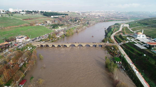 Baraj kapağı patladı Dicle nehri 4 metre yükseldi Hevsel Bahçelerini su bastı
