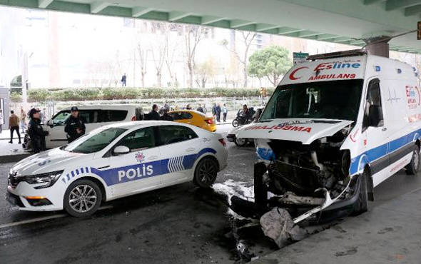 Mecidiyeköy'de ambulansla ticari araç çarpıştı