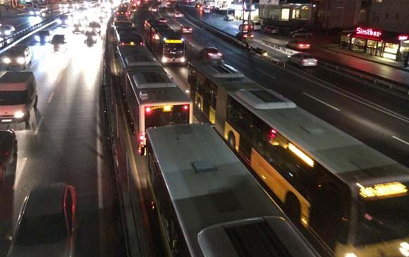 Metrobüs arıza yaptı! İstanbul trafiği kilitlendi