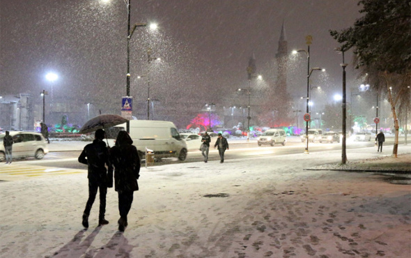 Sivas'ta yoğun kar yağışı ulaşımı etkiliyor