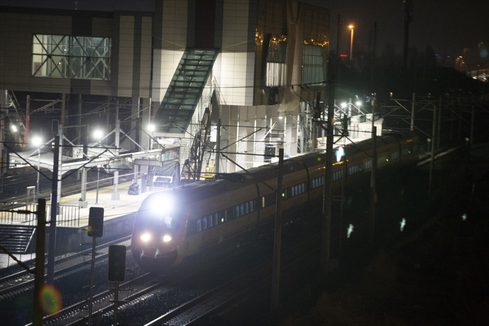Yüksek Hızlı Tren kazasının yapıldığı istasyondan ilk trenler geçti