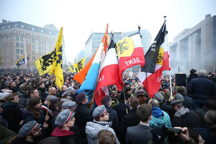 Belçika karıştı! Binlerce gösterici AB binasına yürüyor
