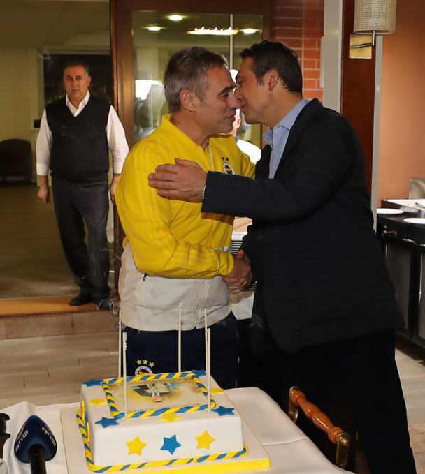 Fenerbahçe'de Ersun Yanal'a doğum günü kutlaması