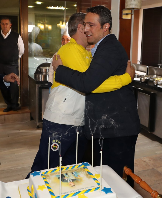 Fenerbahçe'de Ersun Yanal'a doğum günü kutlaması