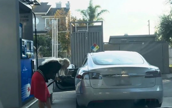 Tesla aracına benzin koymaya çalışan kadın güldürdü