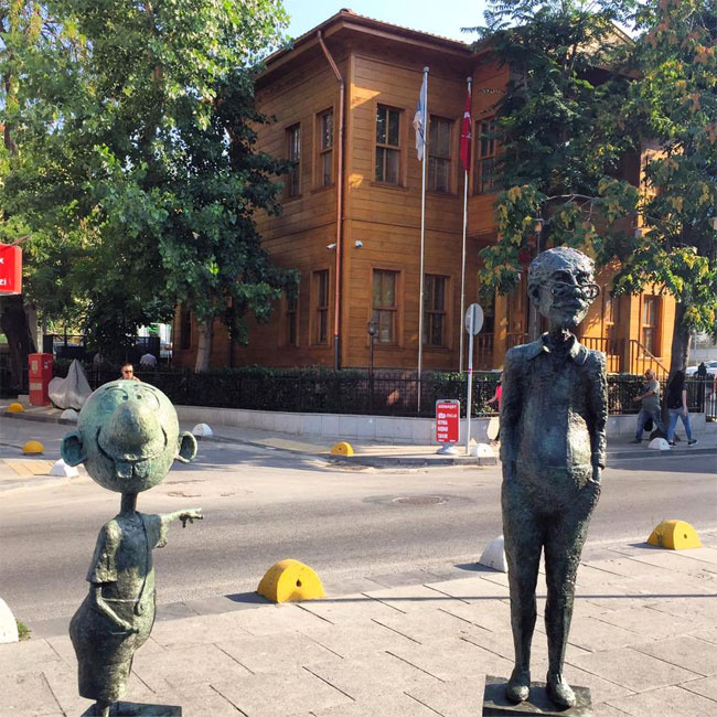 Kadıköy'de 'Dombili'den sonra 'Avanak Avni' heykelini çaldılar!