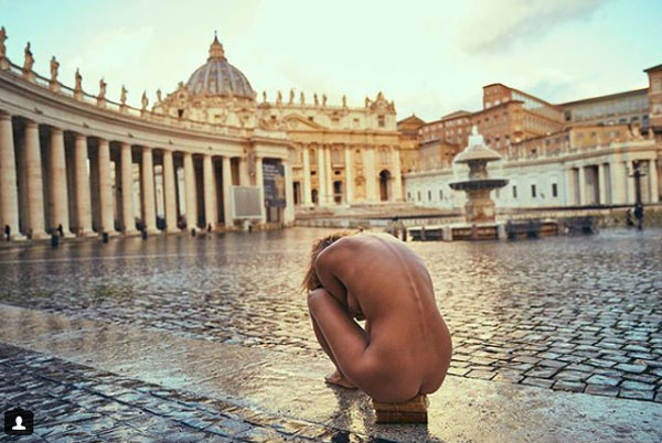 Çıplak manken Ayasofya'dan sonra Vatikan'da da soyundu