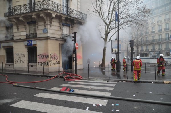 PKK yandaşları Paris'te sokağa indi şehir savaşa alanına döndü!
