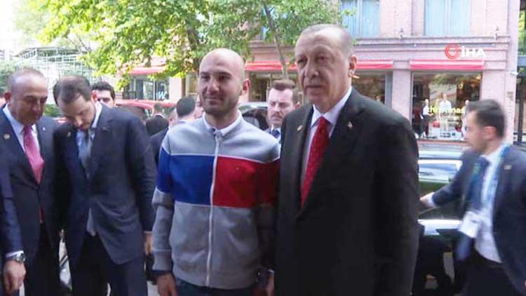 Erdoğan kendisini görmeye gelen Türk gencini Paraguay'a davet etti!