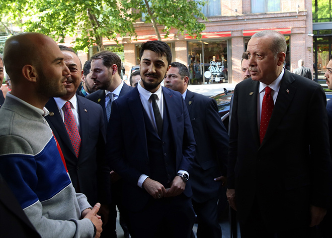 Erdoğan kendisini görmeye gelen Türk gencini Paraguay'a davet etti!