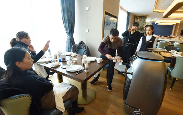 Yapay zeka ile donatılmış otel açıldı servisi robotlar yapıyor
