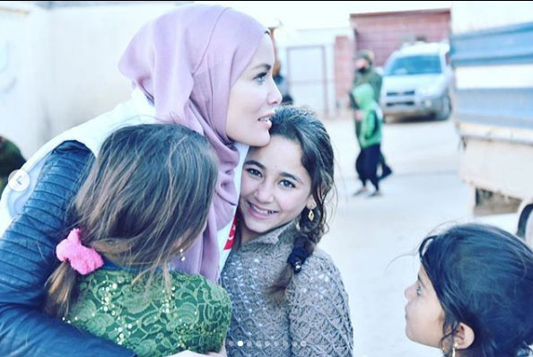 Tesettüre girmişti Gamze Özçelik İdlib'te çocukların yüzünü güldürdü