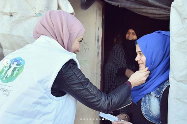 Tesettüre girmişti Gamze Özçelik İdlib'te çocukların yüzünü güldürdü