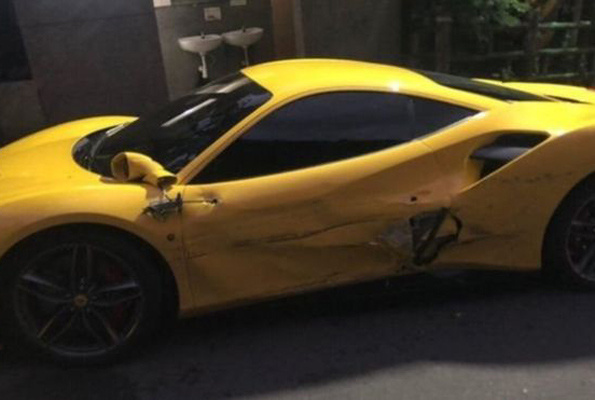 Garson 3 Ferrari'ye çarptı halk yardıma koştu